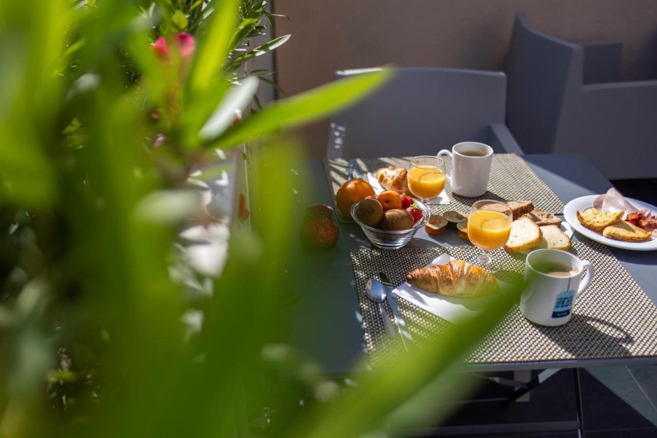 Hotel Restaurant Kyriad Fréjus Exterior foto