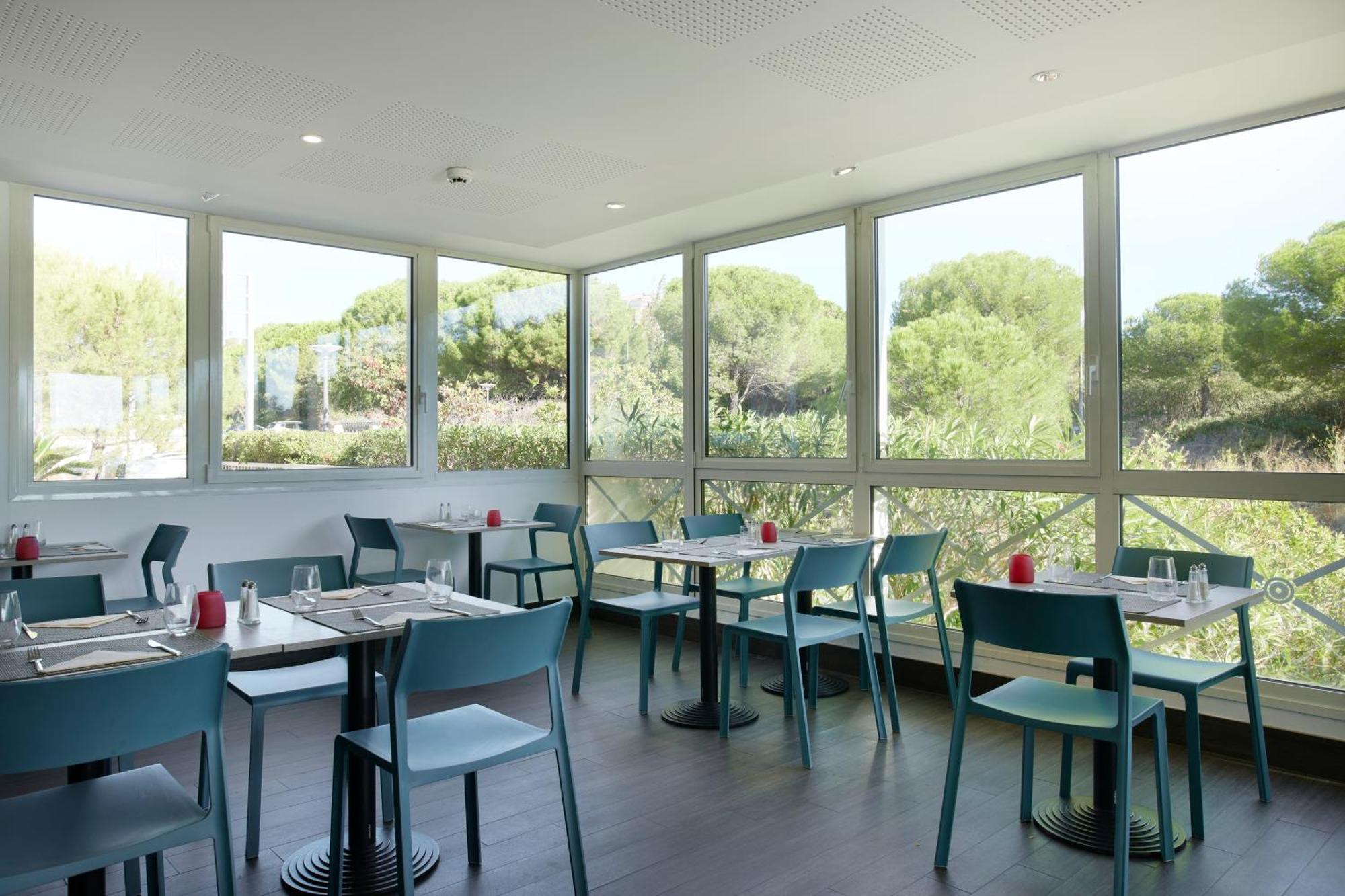 Hotel Restaurant Kyriad Fréjus Exterior foto