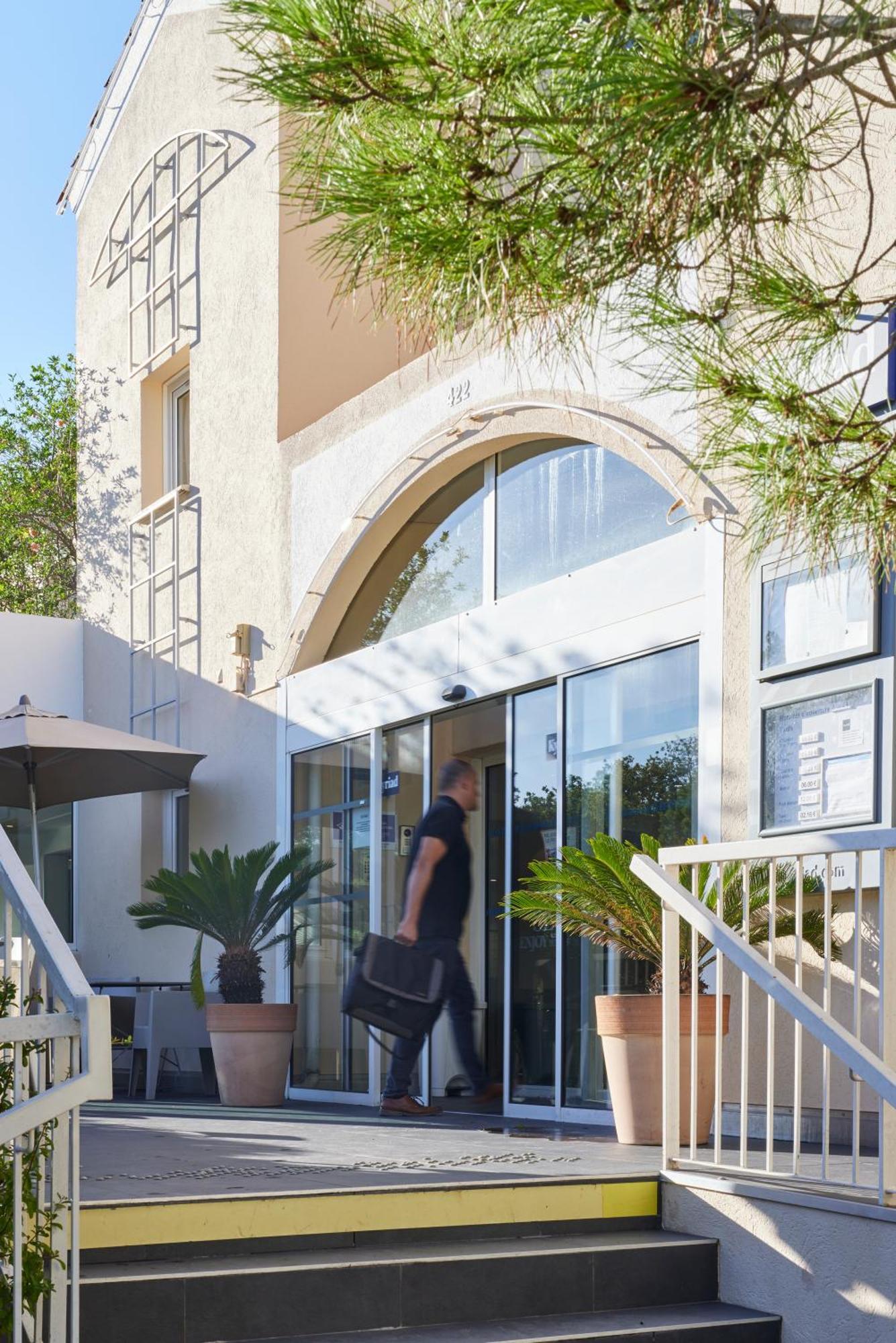 Hotel Restaurant Kyriad Fréjus Exterior foto